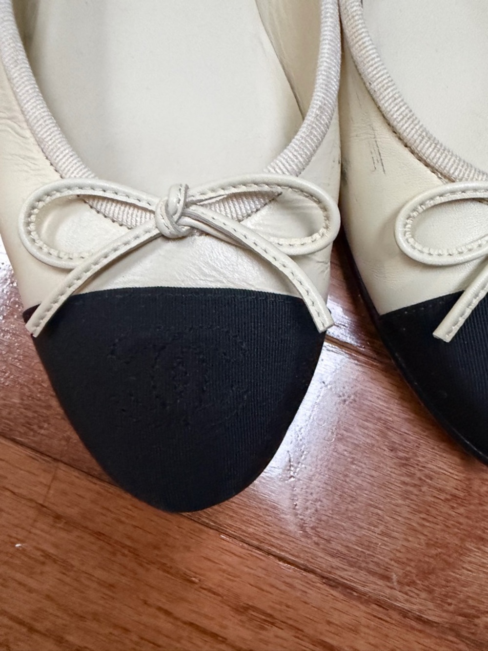 CHANEL Two-Tone Cap-Toe Ballet Flats in Cream and Black - Picture 6 of 6